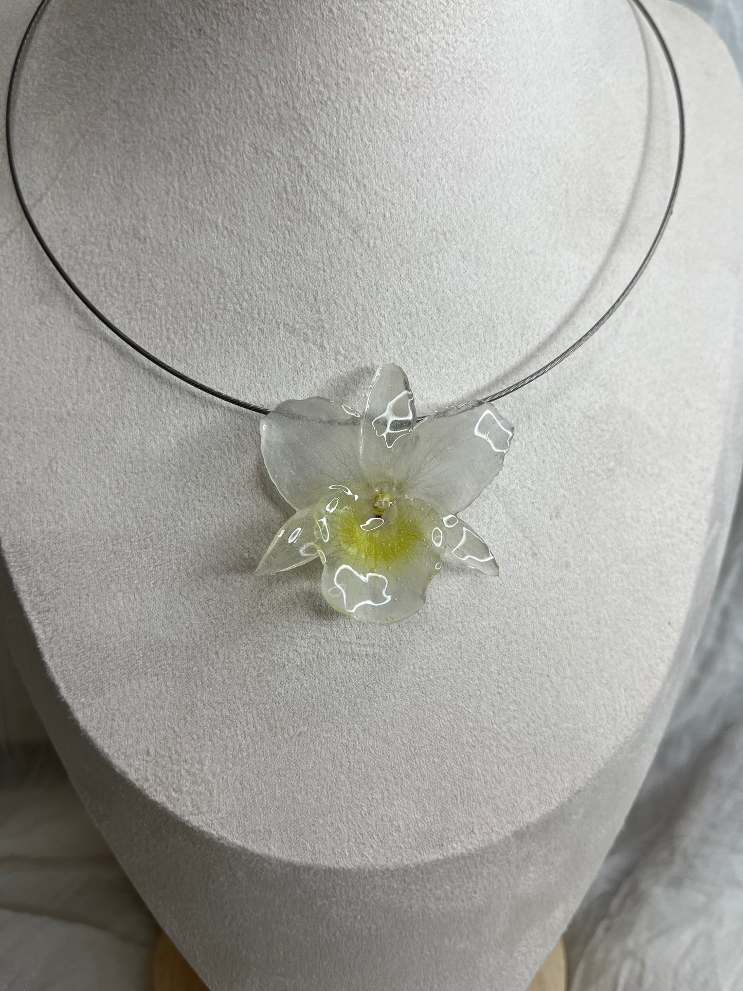 Collier translucide